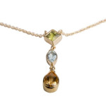 Gouden collier met edelstenen.