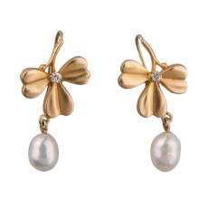 Gouden oorhangers met parel en briljant.