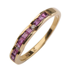 Gouden ring met briljant en robijn.