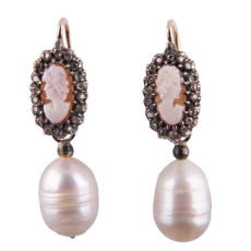 Oorbellen met camee en diamant 