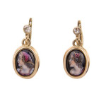 Oorbellen met camee en diamant. 