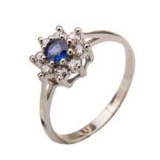 Witgouden entourage ring met diamant en saffier.